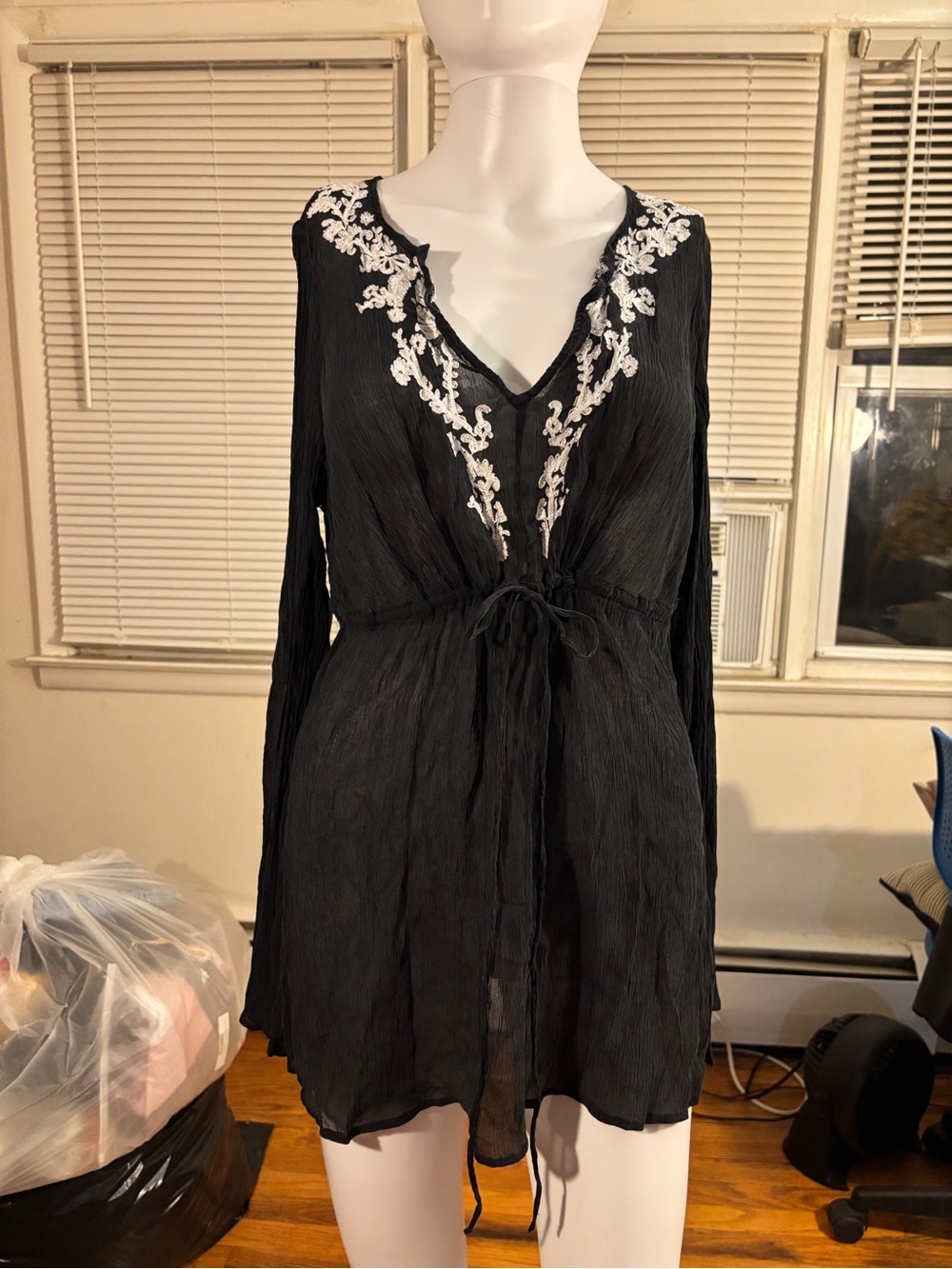 Vtg i.e.  Women's 1X Plus Black 100% Silk Chiffon Sheer Embroidered V-Neck Tunic
